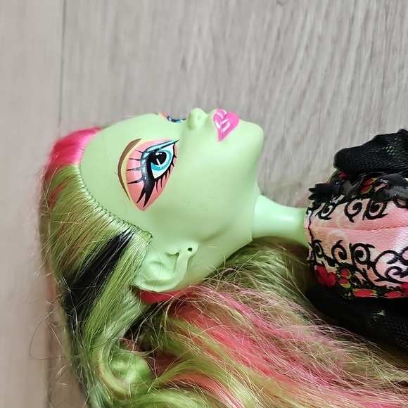 Monster High Venus McFlytrap Gloom And Bloom Doll *flaws***** - Picture 2 of 8